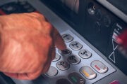 Юрист рассказал о популярных способах обмана россиян с помощью банкоматов