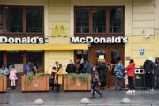 McDonald’s начнет продавать «искусственные» бургеры: Бизнес: Экономика: Lenta.ru