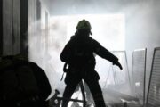 В Астрахани ликвидировали возгорание в двух жилых домах